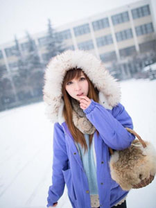 清纯美女在雪地里的拍摄